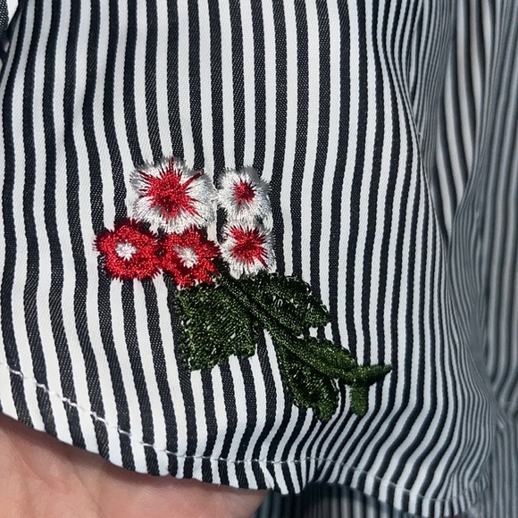 Miss Me NWT black pinstripe with floral embroidered top - Picture 2 of 7